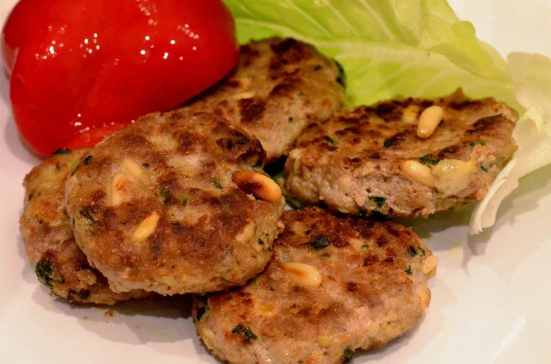 KÖRİLİ KÖFTE, czyli kotleciki z curry i orzechami piniowymi
