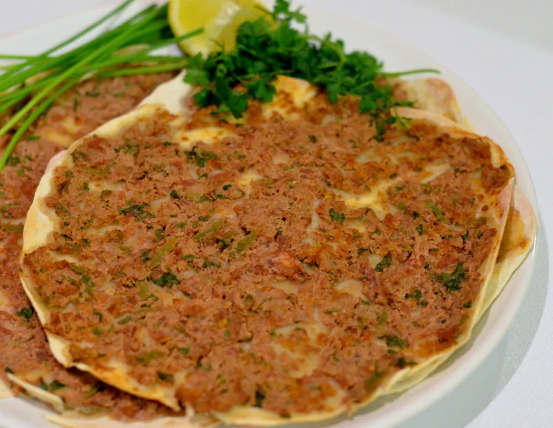 LAHMACUN, czyli placki z mięsem i warzywami
